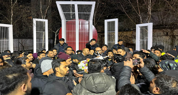 মহান শহীদ দিবসে আলতাব আলী পার্ক শহীদ মিনারে শ্রদ্ধা নিবেদন