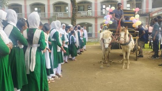 ৩১ বছরের শিক্ষকতা শেষে সহকারী প্রধান শিক্ষকের রাজকীয় বিদায়
