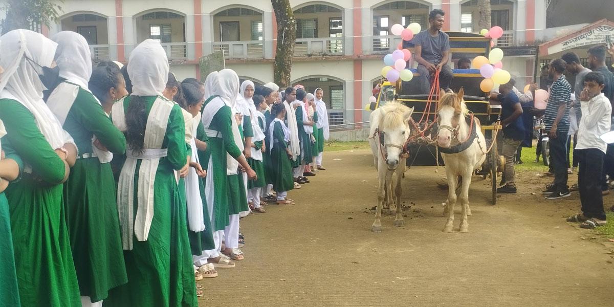 ৩১ বছরের শিক্ষকতা শেষে সহকারী প্রধান শিক্ষকের রাজকীয় বিদায়
