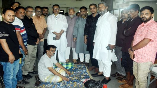 দুর্বৃত্তের হামলায় আহত ব্যবসায়ীর শয্যাপাশে দোকান মালিক সমিতি সিলেট জেলা শাখার নেতৃবৃন্দ