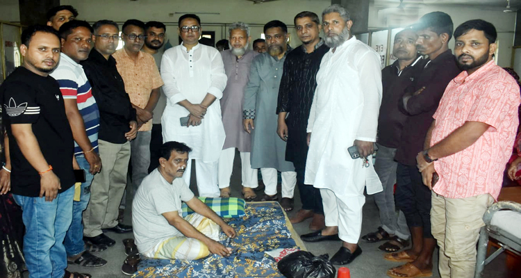 দুর্বৃত্তের হামলায় আহত ব্যবসায়ীর শয্যাপাশে দোকান মালিক সমিতি সিলেট জেলা শাখার নেতৃবৃন্দ