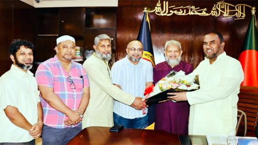 বিসিবি পরিচালক নির্বাচিত হওয়ায় সিসিক প্রশাসককে সিলেট মহানগর ব্যবসায়ী ঐক্য কল্যাণ পরিদের ফুলেল শুভেচ্ছা