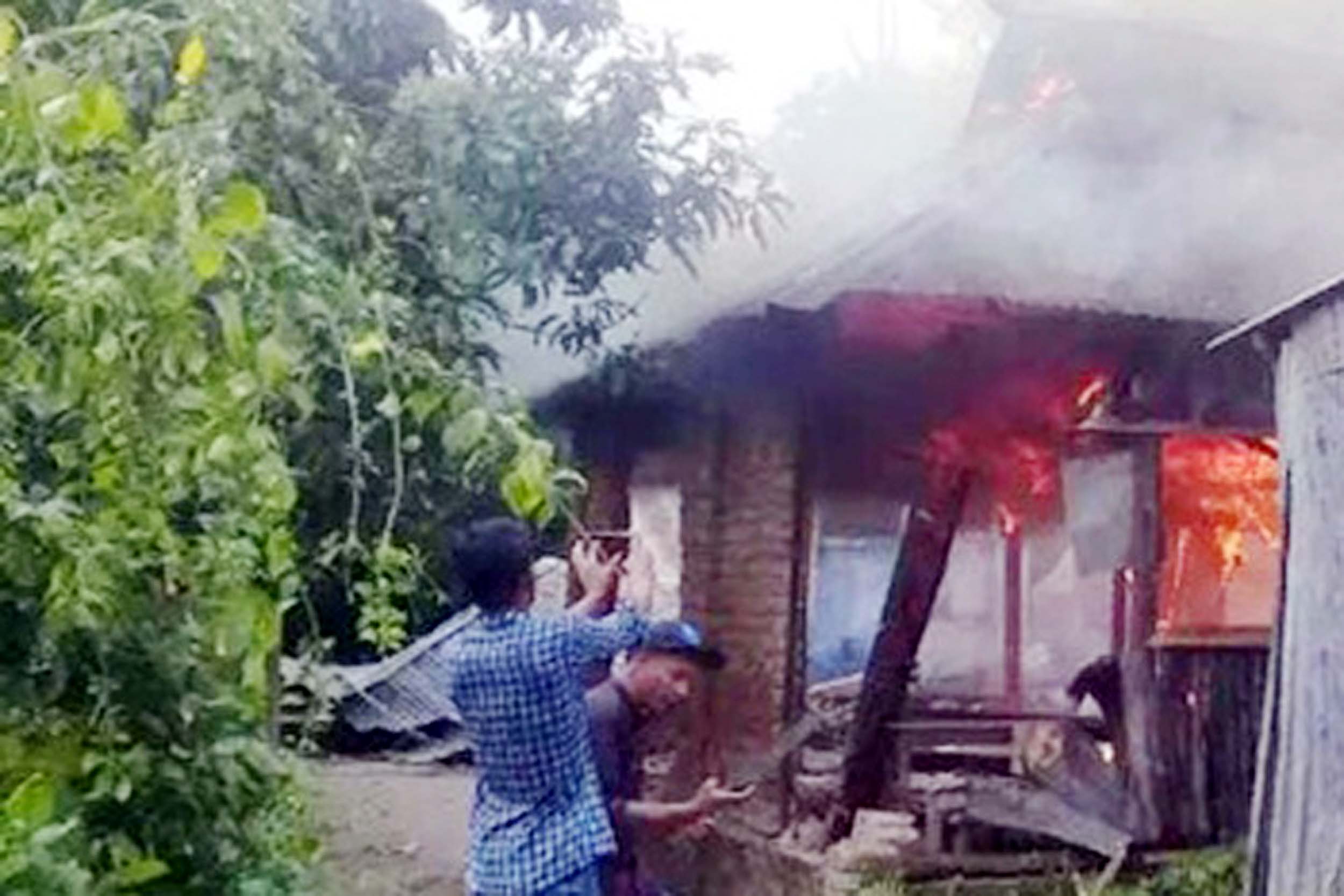 সামাজিক যোগাযোগমাধ্যমে ভিডিও ছড়িয়ে পড়ার পর দক্ষিণ সুরমায় তরুণীর বাড়িতে অগ্নিসংযোগের অভিযোগ