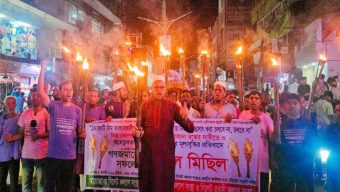 সিম কোম্পানীগুলোর আত্মনসাতে বন্ধের দাবীতে মশাল মিছিল