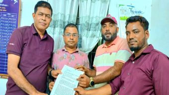 বালুবাহী ট্রাক দিয়ে সাংবাদিককে হত্যার চেষ্টা: থানায় লিখিত অভিযোগ