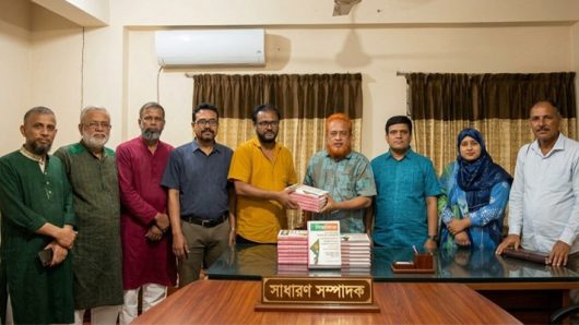 বিশ্ববাংলার ২৩ বছরের প্রকাশনা কেমুসাস লাইব্রেরিতে প্রদান