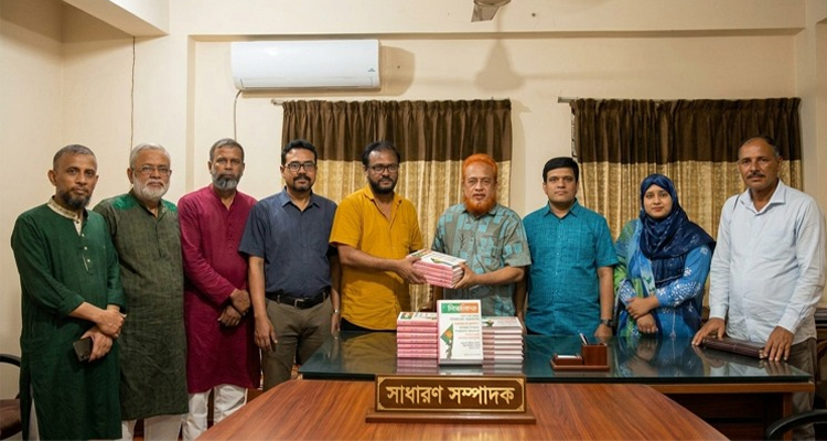 বিশ্ববাংলার ২৩ বছরের প্রকাশনা কেমুসাস লাইব্রেরিতে প্রদান